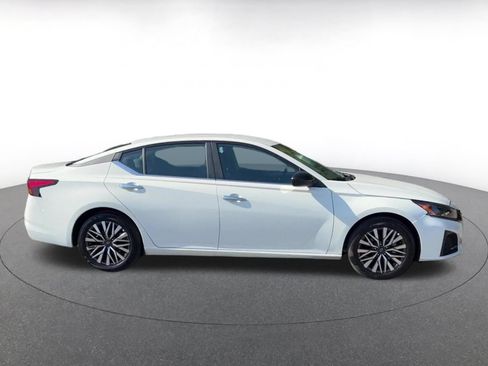 Used 2025 Nissan Altima 2.5 SV FWD image 17