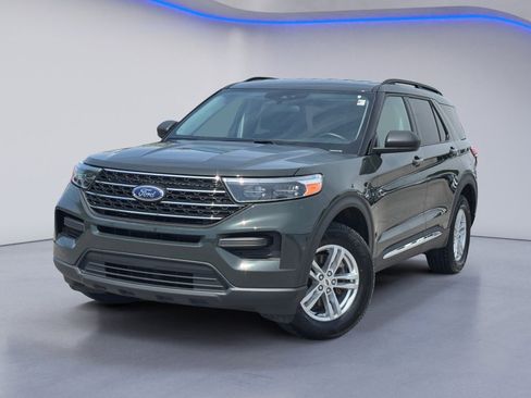 Used 2023 Ford Explorer XLT AWD/4WD image 2