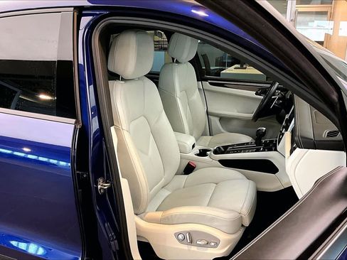 Used 2022 Porsche Macan w/ Premium Package Plus image 10