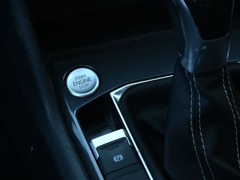 Used 2023 Volkswagen Tiguan SE w/ Panoramic Sunroof Package FWD image 24