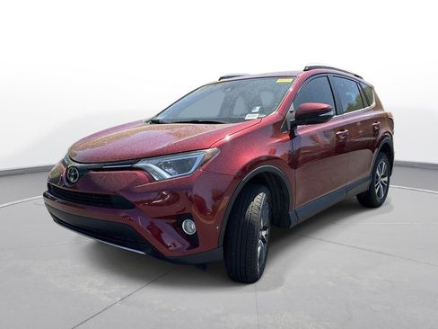 Used 2018 Toyota RAV4 XLE FWD image 2