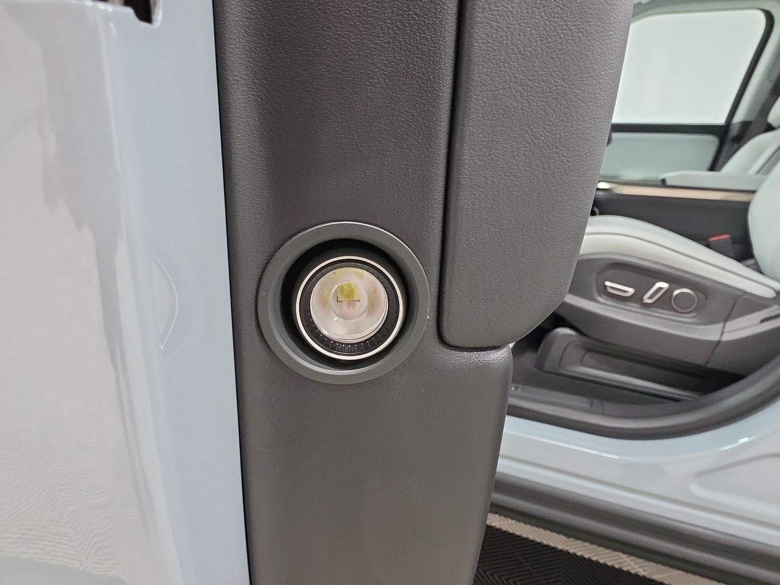 Used 2025 Rivian R1S Adventure Dual AWD/4WD image 32