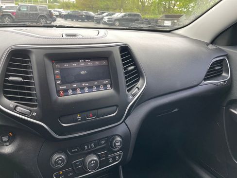 Used 2019 Jeep Cherokee Latitude Plus FWD image 16