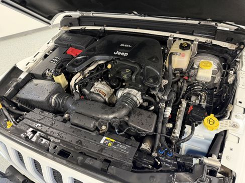 Used 2018 Jeep Wrangler Unlimited Sahara w/ Dual Top Group image 29