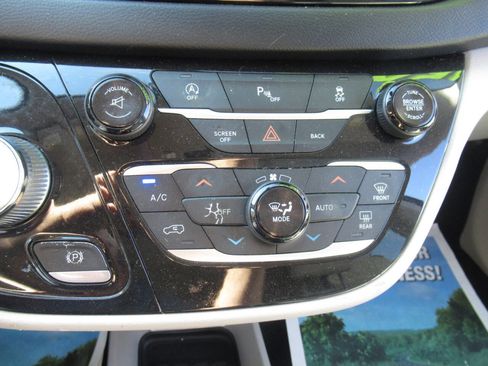 Used 2017 Chrysler Pacifica Touring-L image 25