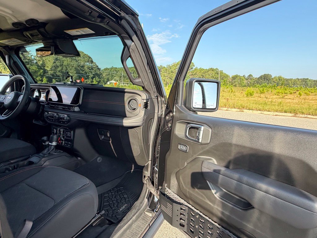 Used 2025 Jeep Gladiator Mojave w/ Technology Group AWD/4WD image 36