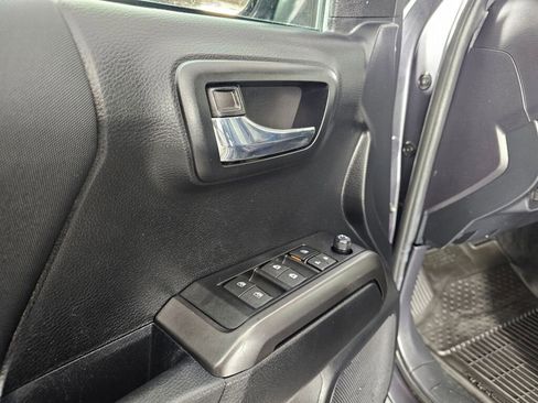 Used 2021 Toyota Tacoma TRD Off-Road image 18