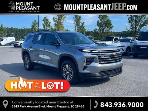 Used 2025 Chevrolet Traverse LT w/ LPO, Floor Liner Package FWD image 1
