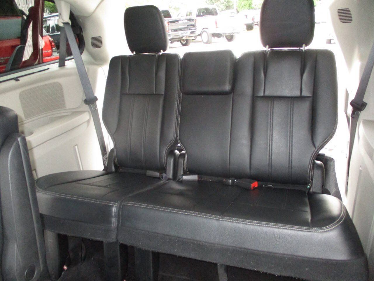 Used 2015 Chrysler Town & Country Touring-L w/ Driver Convenience Group FWD image 28