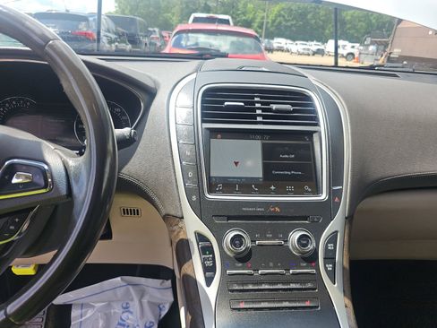 Used 2017 Lincoln MKX Select w/ Select Plus Package FWD image 15