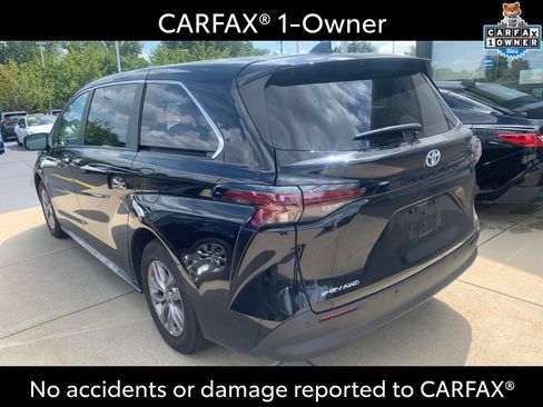Used 2025 Toyota Sienna XLE AWD/4WD image 2