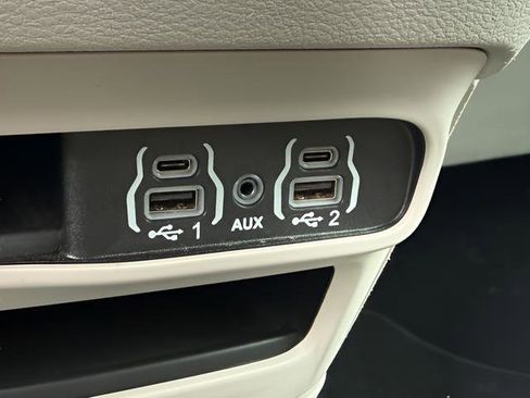 Used 2024 Chrysler Pacifica Touring-L FWD image 13