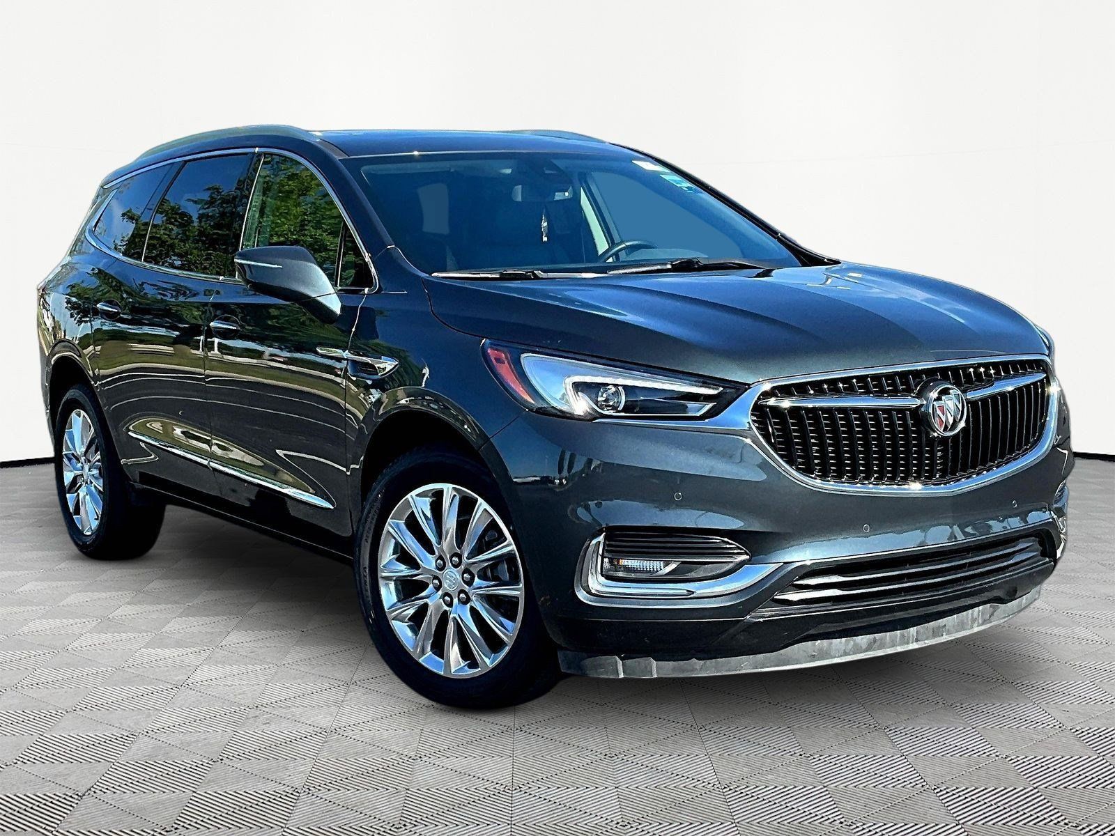 Used 2018 Buick Enclave Premium w/ Experience Buick Package FWD image 3