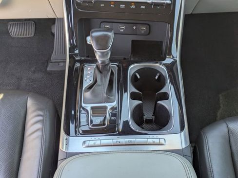 Used 2024 Kia Carnival EX FWD image 20