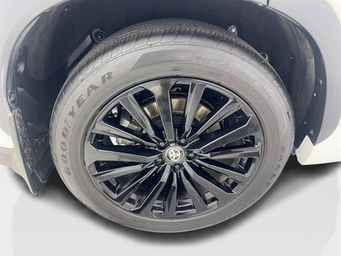 Used 2024 Toyota Highlander FWD image 92