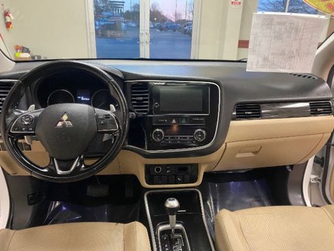 Used 2017 Mitsubishi Outlander GT image 27