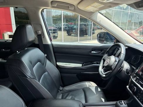 Used 2024 Nissan Pathfinder SL w/ SL Premium Package FWD image 10