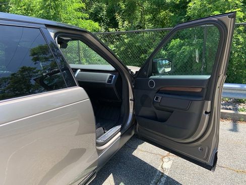 Certified 2024 Land Rover Discovery Dynamic SE image 13