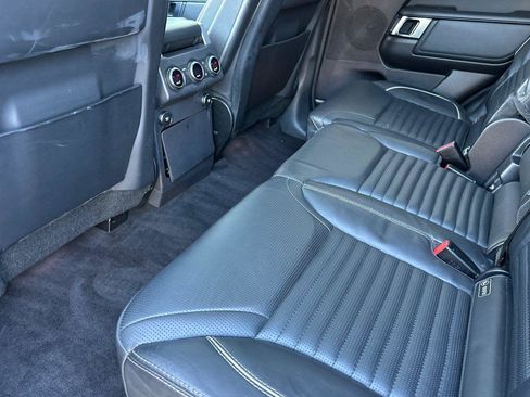 Used 2019 Land Rover Discovery HSE image 12