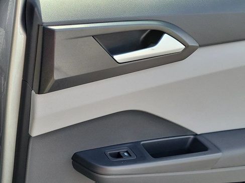 Certified 2023 Volkswagen Taos SE FWD image 7