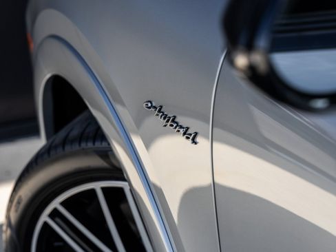 Certified 2025 Porsche Cayenne S AWD/4WD image 16