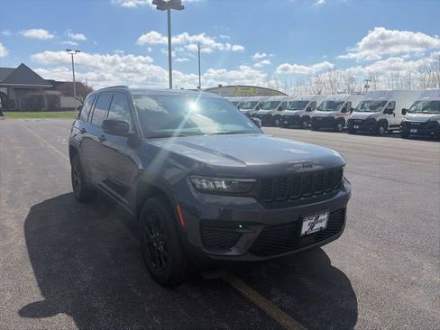 New 2025 Jeep Grand Cherokee Altitude image 8