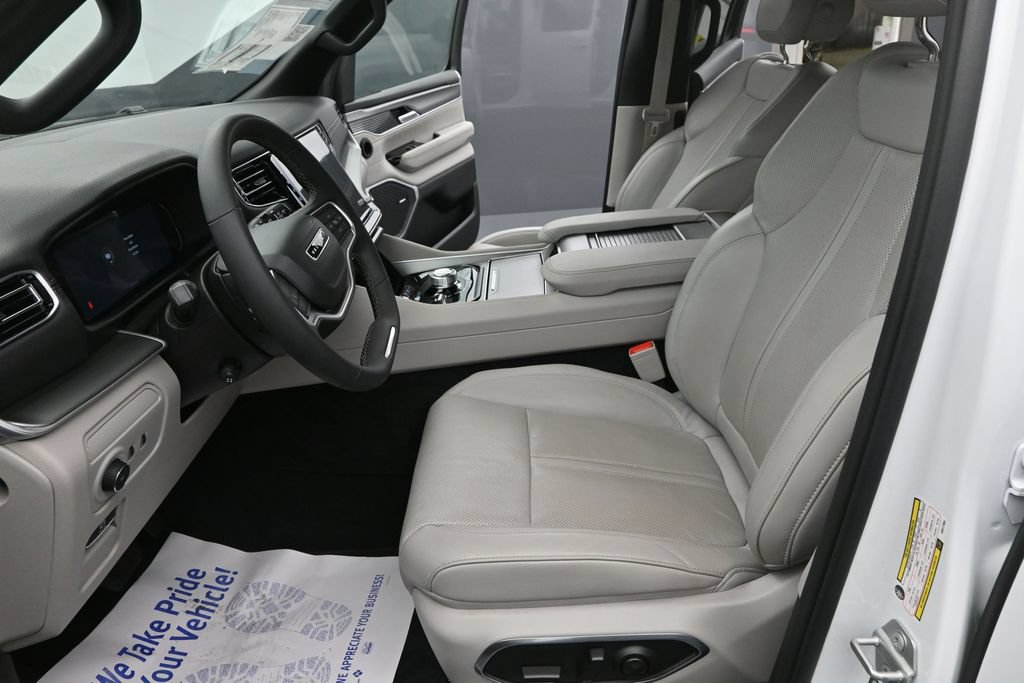 Used 2025 Jeep Wagoneer L 4WD image 23