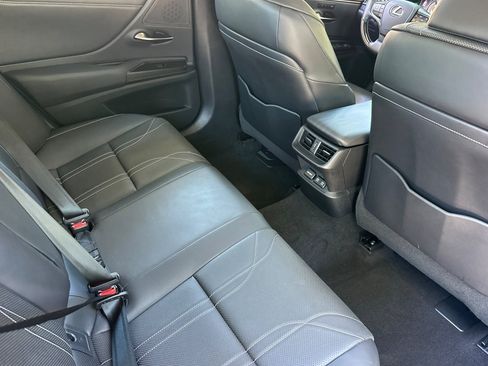 Used 2019 Lexus ES 300h w/ Accessory Package 2 FWD image 34