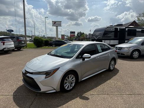 Used 2024 Toyota Corolla LE w/ LE Convenience Package image 3