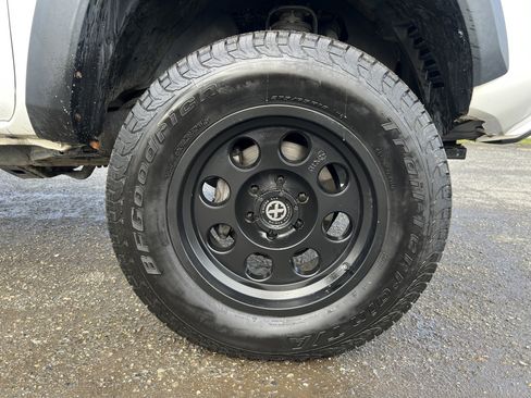 Used 2017 Toyota Tacoma TRD Off-Road w/ Tow Package image 11