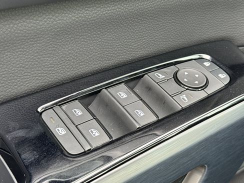 New 2025 Nissan Pathfinder SL image 12