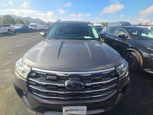 Used 2025 Ford Explorer Active w/ Active Comfort Package RWD image 2