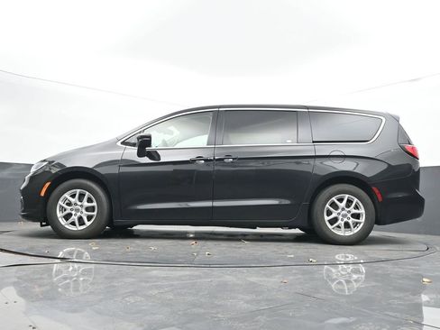 Used 2023 Chrysler Pacifica Touring-L image 47