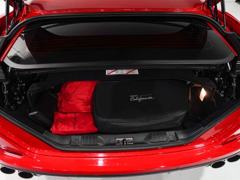 Used 2017 Ferrari California T RWD image 39