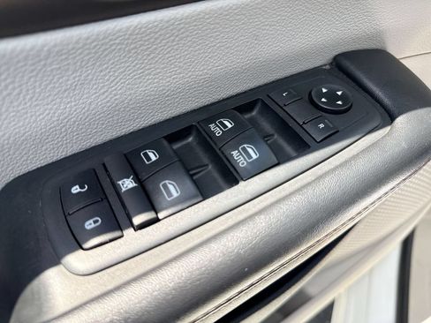 Used 2018 Chrysler Pacifica Touring-L FWD image 13