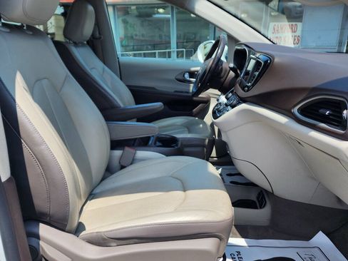 Used 2019 Chrysler Pacifica Touring-L FWD image 20