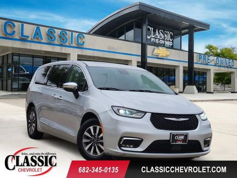 Used 2023 Chrysler Pacifica Limited FWD image 1