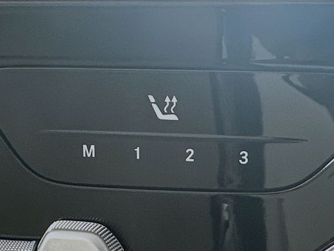 Used 2025 Mercedes-Benz GLC 300 4MATIC image 27