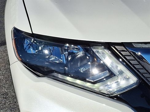 Used 2019 Nissan Rogue SV w/ Premium Package image 9