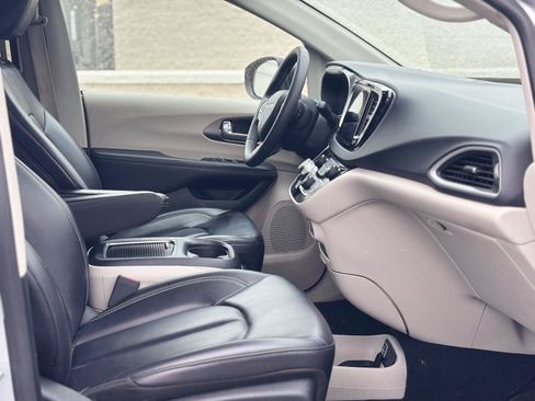 Used 2023 Chrysler Pacifica Touring-L FWD image 19