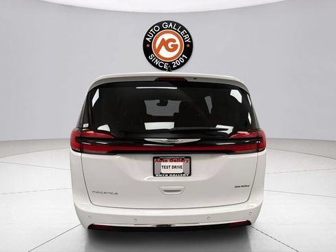 Used 2024 Chrysler Pacifica Touring-L FWD image 4