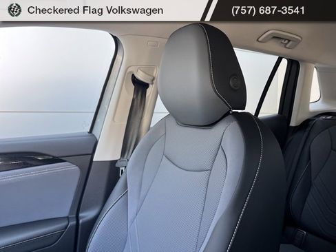 New 2025 Volkswagen Tiguan SE image 44