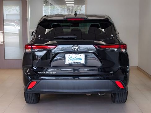 Used 2024 Toyota Highlander LE FWD image 27