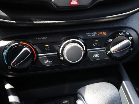 Used 2025 Kia Soul LX w/ LX Technology Package FWD image 35