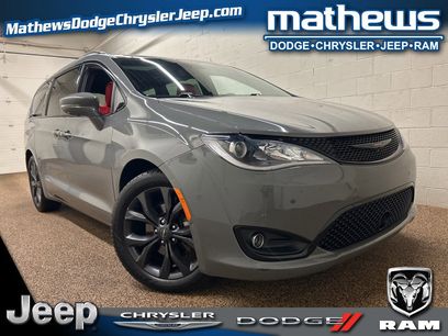 Used 2020 Chrysler Pacifica Limited w/ Quick Order Package 27H Red S