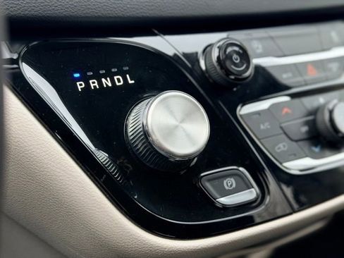 Used 2023 Chrysler Voyager LX image 14