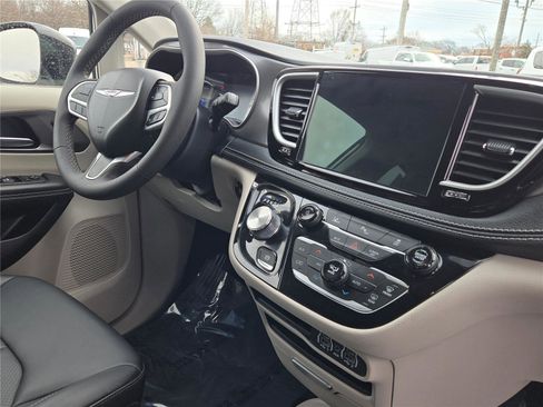 Certified 2024 Chrysler Pacifica Limited FWD image 9