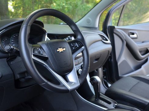 Used 2018 Chevrolet Trax LT w/ LT Convenience Package image 16