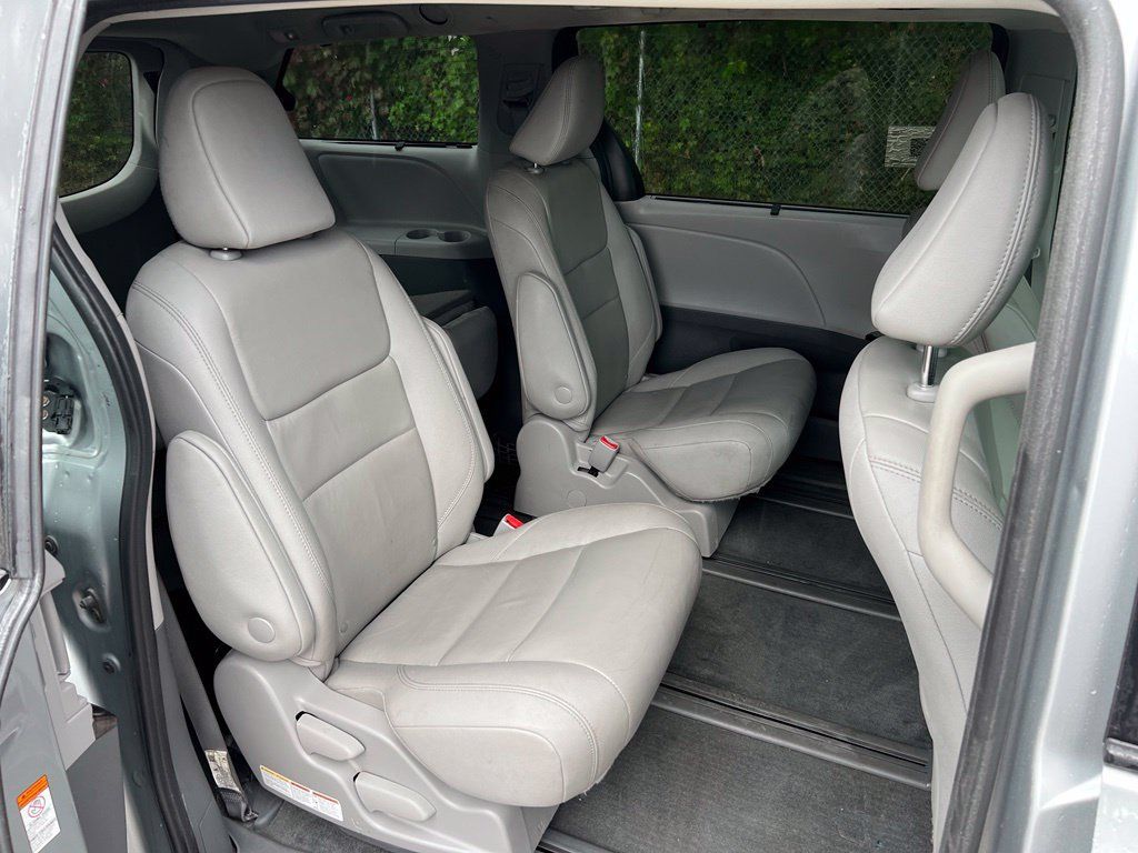 Used 2020 Toyota Sienna XLE AWD/4WD image 36