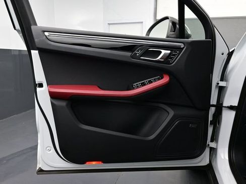 Certified 2024 Porsche Macan Turbo AWD/4WD image 7